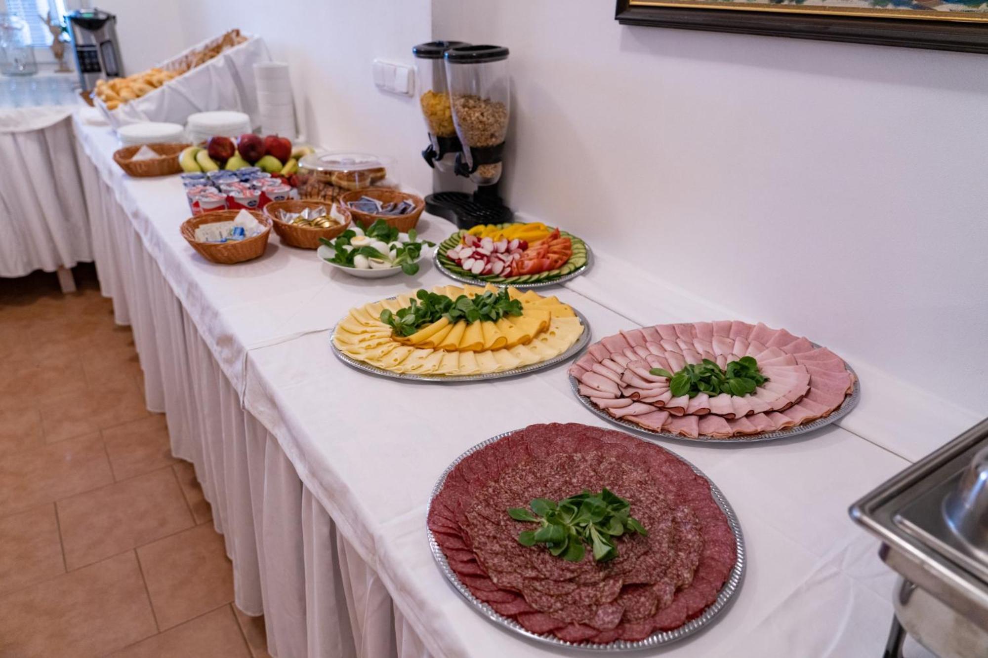 פבלוב Pension Restaurace Florian מראה חיצוני תמונה